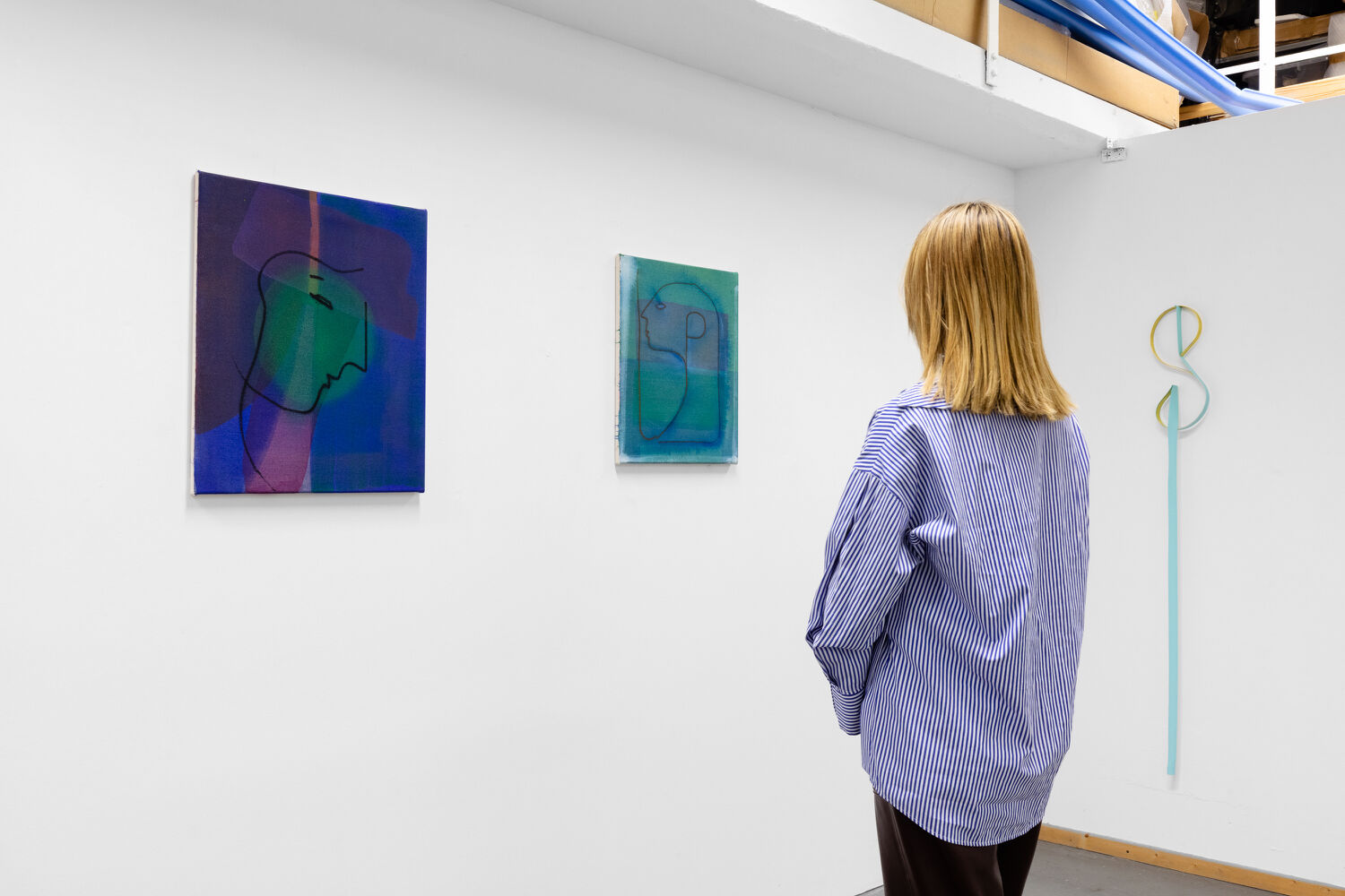 Exhibition view with work of Benjamin Bernt (left) and Jorinde Fischer (right), OFFICE IMPART, 2021